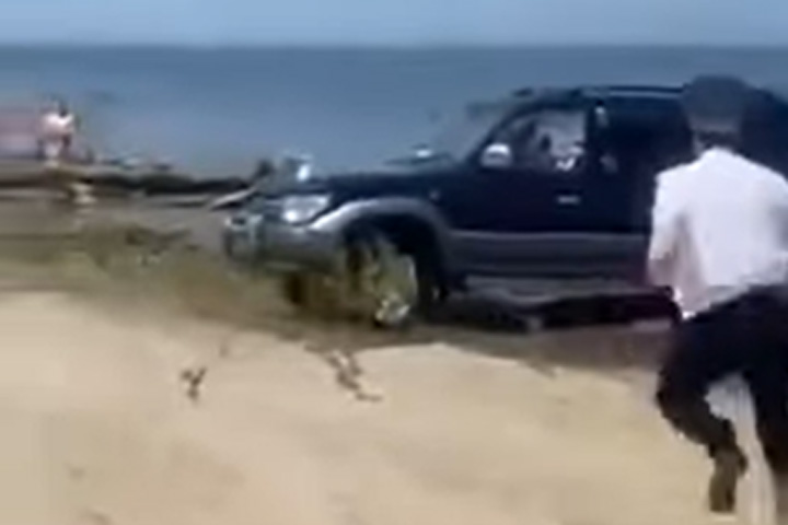 На Тепсее лихой водитель устроил опасные гонки по воде и песку